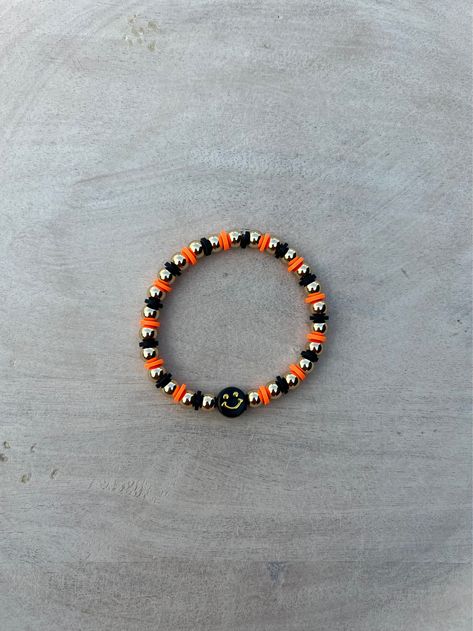 Aesthetic Fall Clay Bead Bracelets, Cute Bracelet Ideas Glass Beads, Clay Bead Bracelets Ideas Fall, Preppy Halloween Bracelet Ideas, Cute Bracelet Ideas Halloween, Cute Halloween Bracelet Ideas, Clay Beads Halloween, Autumn Clay Bead Bracelet, Clay Bead Bracelets Fall