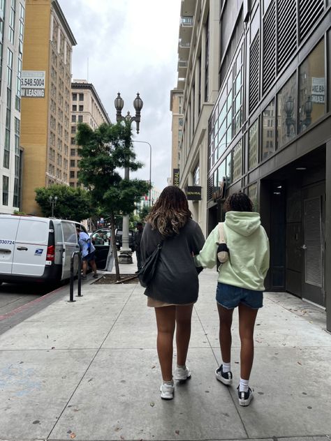 los angeles vibes aesthetic style inspo adidas nizza outfit fit bags city girls california dowtown Adidas Nizza Outfit, Adidas Nizza Platform Outfit, Los Angeles Vibes Aesthetic, Los Angeles Vibes, Nizza Adidas, Platform Shoes Outfit, Adidas Nizza Platform, Platform Outfit, Adidas Nizza