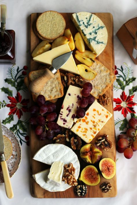 Cheese Decoration, Simple Cheese Platter, Christmas Cheese Platter, Christmas Supper, Christmas Cheese Board, Cheese Board Ideas, Christmas Cheese Boards, Cheese Christmas, Holiday Cheese Boards