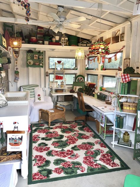 Small She Shed, She Shed Interior Ideas, She Shed Craft Room, She Shed Decorating Ideas, She Shed Interior, Garden Shed Interiors, Art Shed, Shed Decor, Shed Interior