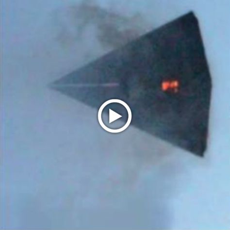 awesome Check more at https://noudiv.com/impressive-footage-of-tr-3b-flying-at-high-speed-undoubtedly-the-best-ufo-video-weve-seen-14172/ Tr 3b, Unidentified Flying Object, Aliens And Ufos, Ancient Mysteries, Aliens, High Speed, The Incredibles, Quick Saves