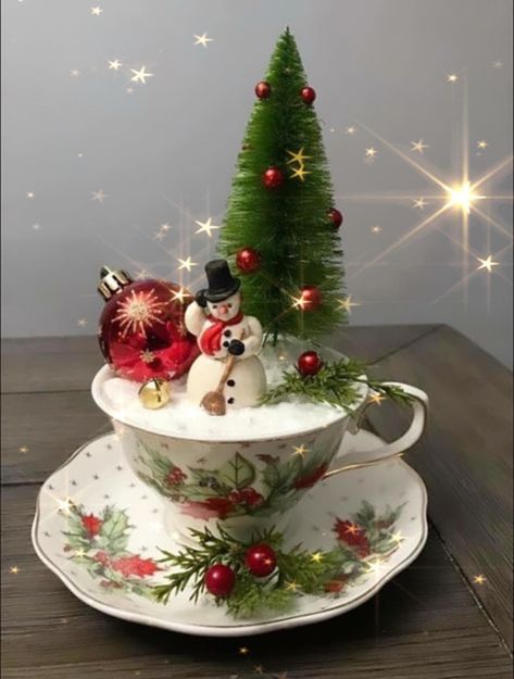 Christmas Tea Cups And Saucers, Teacup Christmas Tree, Christmas Tea Cup Decorations, Tea Cup Christmas Decorations, Tea Cup Christmas Crafts, Christmas Tea Cup Crafts, Old Tea Cups Ideas, Christmas Tea Cup, Winter Diy Crafts