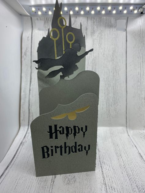 Harry Potter Cricut Card, Harry Potter Cards Handmade, Harry Potter Pop Up, Harry Potter Card, Harry Potter Birthday Cards, Harry Potter Cards, Cricket Machine, Lantern Template, Cumpleaños Harry Potter