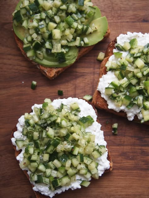 Healthy Toasts Lunch, Cottage Cheese And Cucumber Toast, Cottage Cheese And Sausage, Healthy Snacks Baked, Cottage Cheese Cucumber Toast, Cucumber Toast Recipe, Cottage Cheese Veggies, Oatmeal And Cottage Cheese, Cucumber Cottage Cheese Toast