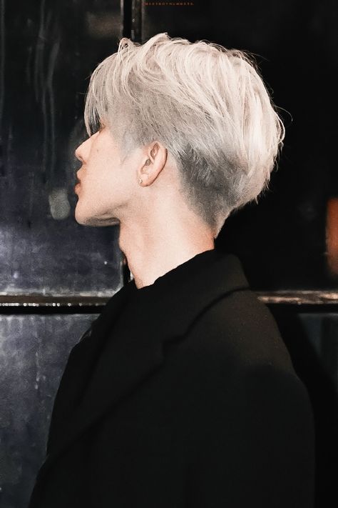 Silver Hair Male, Kpop Hairstyle Male, Silver Hair Boy, Silver Hair Men, White Hair Men, Short White Hair, Blue Ombre Hair, White Hair Color, Redken Hair Products