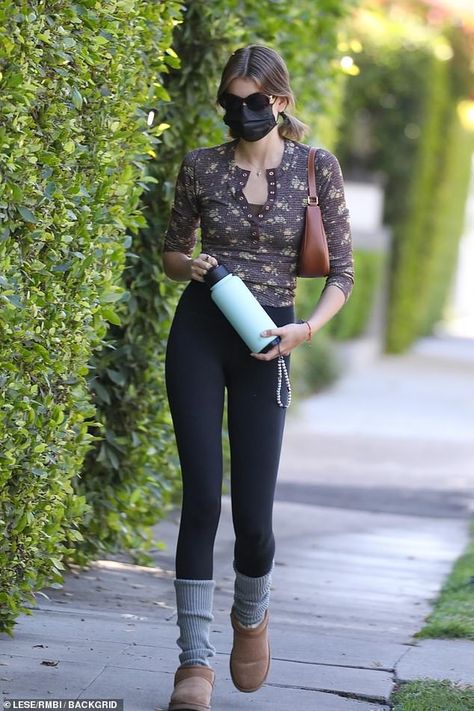 Daily workouts: Kaia Gerber showed off her lean figure in a sporty ensemble as she arrived... Kaia Gerber Athleisure, Kaia Gerber Street Style Workout, Off Duty Ballerina, Mini Uggs, Kaia Gerber Style, Daily Workouts, Basic Yoga, Yoga Outfit, Kaia Gerber