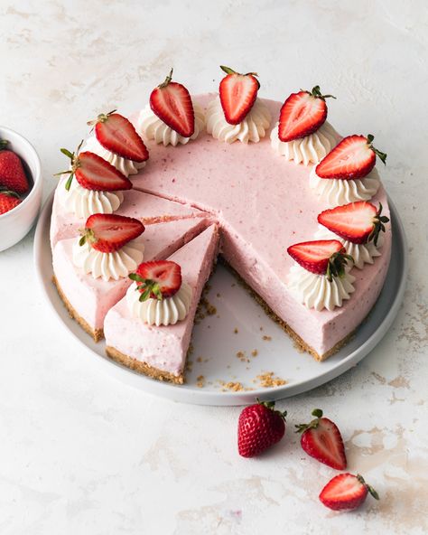 Cheesecake With Strawberries, Recipe With Condensed Milk, No Bake Strawberry Cheesecake, Strawberry Cheesecake Recipe, Anti Inflammation Recipes, Summer Baking, Strawberry Flavor, Baked Strawberries, Homemade Donuts