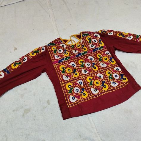 Sadu Work Blouse, Sadu Work, Navratri Design, Sadu Bharat, Baluchi Dress, Machi Work, Choli Blouse Design, Rose Embroidery Designs, Cutwork Blouse