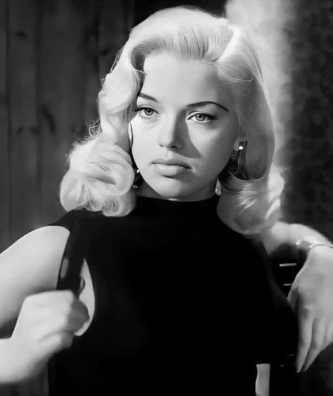 Old Rich Hairstyles, 60s Hollywood Hair, 50s Curls Long Hair, 50s Blonde Hair, 50s Hollywood Hair, Rich 50s Aesthetic, 1955 Hairstyles, Old Hollywood Glamour Hairstyles, Old Hollywood Glam Hair