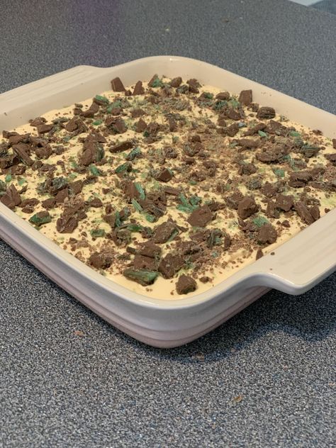 Peppermintcrisp Tert Recipe, Peppermint Crisp Tart South Africa, Peppermint Tart, Guava Desserts, Coconut Curry Chicken Recipes, Peppermint Crisp Tart, South African Desserts, Peppermint Dessert, Mint Desserts