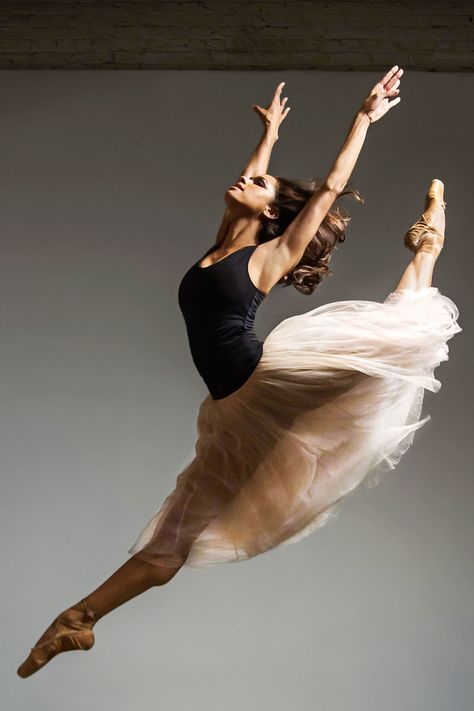 A Star Keeps Rising: It's Official! Misty Copeland is now a Principal Dancer for American Ballet Theatre! Ballet Pictures, Ballet Beauty, Art Of Dance, Ballet Poses, Ballet Inspiration, American Ballet Theatre, Misty Copeland, Ballet Art, Ballet Photos