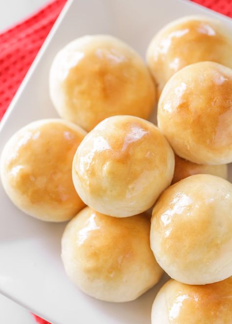 These easy yeast rolls can be made in under an hour with just 4 ingredients! With how simple they are, they will become your new go-to dinner rolls. Quick Yeast Rolls, Easy Homemade Rolls, Best Yeast Rolls, Easy Yeast Rolls, Rolls Recipe Easy, Homemade Yeast Rolls, Yeast Rolls Recipe, Homemade Naan, No Yeast Dinner Rolls