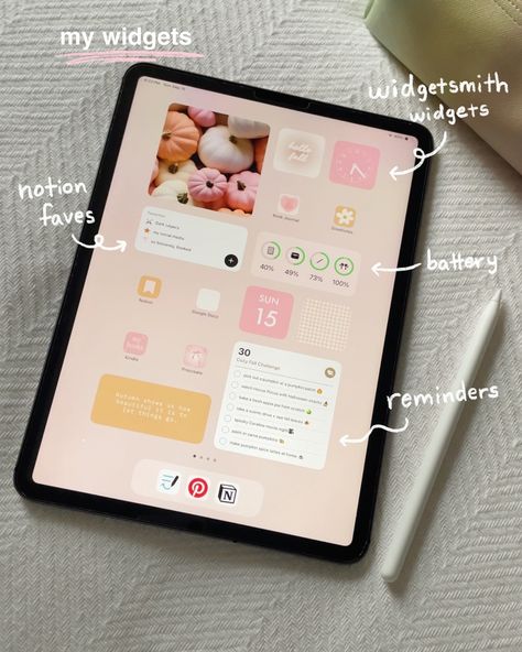 current mood: ☕️🧸🎧 New season, new iPad setup! I can’t believe summer is already over, but I’m hanging onto some of those summer vibes with my iPad setup color palette - warm neutrals, cheerful orange and pretty pink. 🧡🎀✏️ ↓ Here are the apps I used to create my aesthetic iPad setup 🧋 widgetsmith: for creating pretty widgets like clock, date + custom images 🎨 canva: for designing quotes, app icons, widget images, etc. 📱 shortcuts: for creating custom app icon images #ipad #widgets #apps Ipad Air Aesthetic Homescreen, Mini Ipad Aesthetic, Ipad App Organization, Ipad Homescreen Ideas Aesthetic College, College Ipad Setup, Pinterest Widget Aesthetic, Ipad Aesthetic Organization Homescreen, Ipad Setup Ideas, Pink Ipad Setup