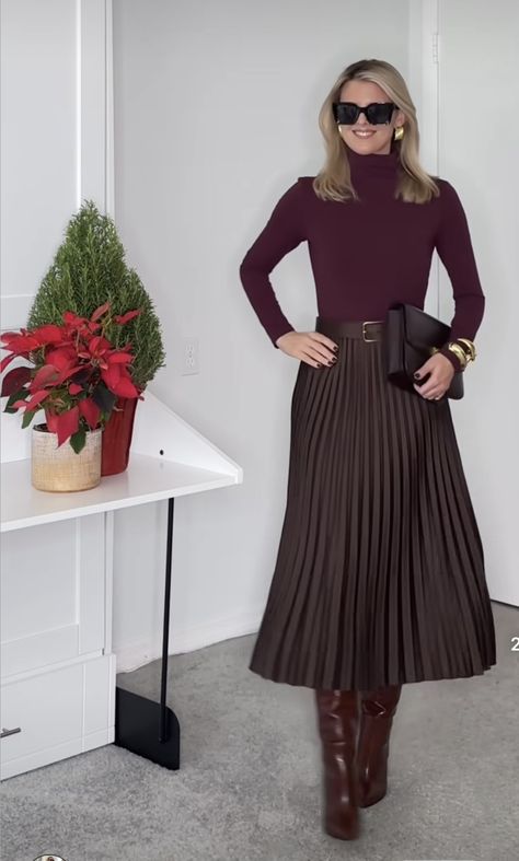 Long Skirt And Boots Outfit Winter, Burgundy Skirt Outfit Winter, Brown Skirt Outfit Fall, Dark Brown Skirt Outfit, Winter Long Skirt Outfit, Brown Pleated Skirt Outfit, Burgundy Skirt Outfit, Brown Skirt Outfit, French Style Clothing