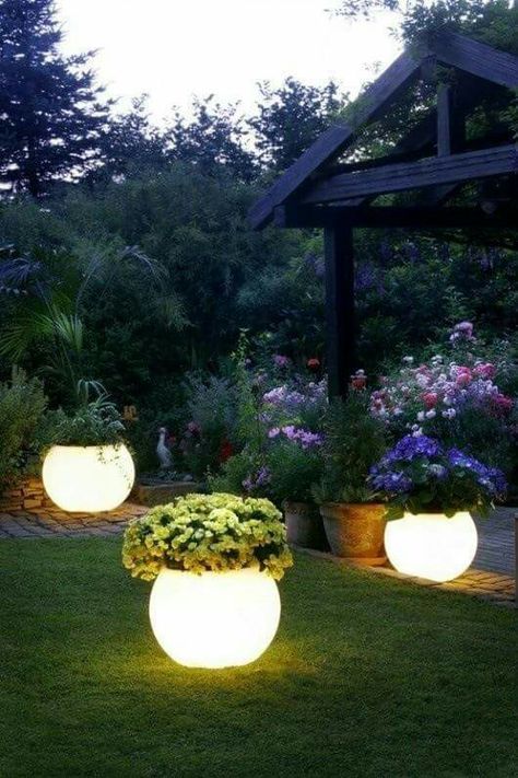 Use Rustoleum's glow-in-the-dark paint to paint your flower pots... Dream Deck, Easy Backyard, Backyard Pools, Secret Gardens, Landscape Designs, Have Inspiration, The Secret Garden, Budget Backyard, Diy Backyard