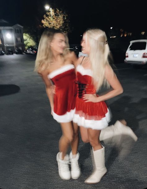 Santacon Outfits Women Nyc, Xmas Friends Photoshoot, Friend Group Christmas Photoshoot, Holidate Party Outfit, Christmas Pajamas Photoshoot Friends, Santa Con Outfits, Bff Christmas Aesthetic, Bsf Christmas, Bff Pictures Christmas