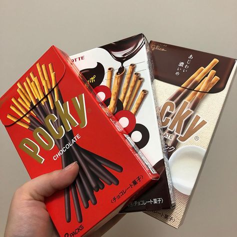 Ramen Spicy, Instant Meals, Tasty Sweets, Pocky Sticks, Black Dessert, Convenient Store, Dessert Cups Recipes, Cakes Chocolate, Chocolate Pack