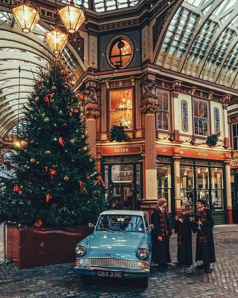 Map of Europe on Instagram: “London ❤ 🎄 🇬🇧 England Congratulations 🎆 1. Leadenhall Market by @liolaliola 2. Bond Street by @tryanelliott 3. Notting Hill by @graymalin…” Leadenhall Market London, Happy Boxing Day, Magical Pictures, Pole Nord, London Christmas, Paris Photography, London Instagram, Visit London, London Photography