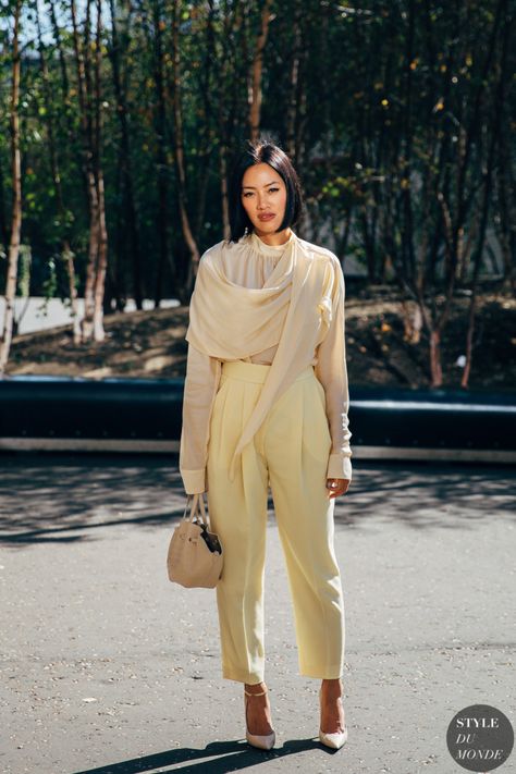 London SS 2020 Street Style: Tiffany Hsu - STYLE DU MONDE | Street Style Street Fashion Photos Tiffany Hsu, Street Style New York, 2020 Street Style, Tokyo Street Fashion, Street Style Edgy, Lakme Fashion Week, Estilo Chic, Looks Street Style, Street Style Summer