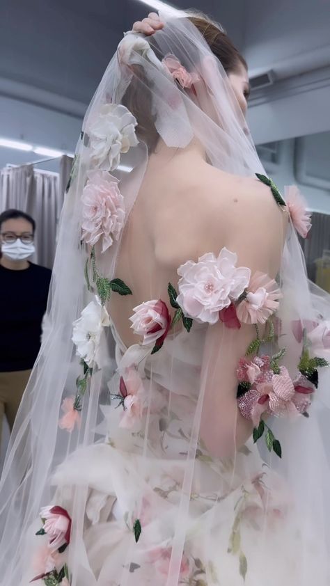 Monique Lhuillier Bride on Instagram: “Three dimensional embroideries adorn veils for Spring 🌺🌸 #moniquelhuillier #mlbride #englishrose” Monique Lhuillier Bridal 2025, Floral Veils Bridal, Fabric Experimentation, Flower Runway, Veils Floral, Embroidery Bride, Wedding Dress Embroidery, Monique Lhuillier Bridal, Flower Bride