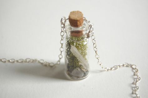 Bottle Necklace Diy, Tiny Terrarium, Crystal Terrarium, Diy Statement Necklace, Miniature Terrarium, Terrarium Ideas, Mini Terrarium, Vial Necklace, Terrarium Necklace