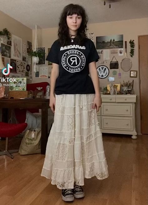 Long Lace Skirt Outfit Ideas, T Shirt With Long Skirt, Gender Outfits, Long Flowy Skirt Outfit, Skirt With Tshirt, Flowy Skirt Outfit, Gray Skirt Outfit, White Maxi Skirt Outfit, Long Grey Skirt