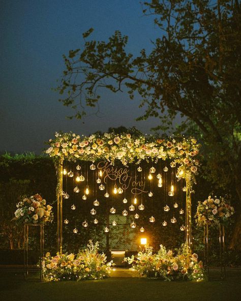 Floral Anniversary Decor, Outdoor Indian Wedding Decor Gardens, Engagement Night Decorations, Engagement Garden Decoration, Indian Engagement Decorations Backdrops, Night Reception Decoration Indian, Anniversary Decoration Ideas Outdoor, Romantic Wedding Reception Decorations, Flower Decoration For Engagement