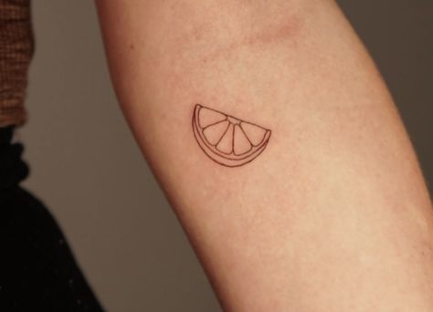 Wendy Cope Orange Tattoo, Lemon Slice Tattoo Minimalist, Orange Line Tattoo, Orange Wedge Tattoo, Lime Slice Tattoo, Orange Tattoo Fruit, Lemon Slice Tattoo, Smol Tattoos, Orange Slice Tattoo