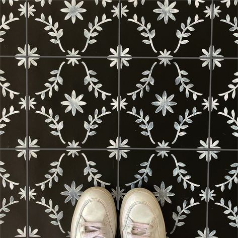 Floor Stencils Patterns, Stenciled Tile Floor, Moroccan Style Home, Stencil Concrete, Geometric Stencil, Moroccan Stencil, Stencil Fabric, Painted Floor, Tile Stencil