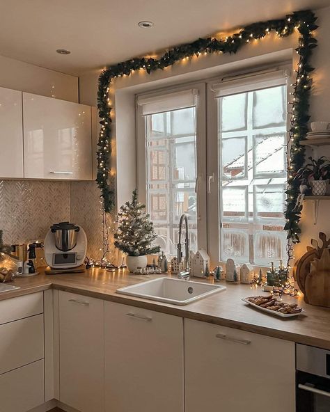 Winter Decor Ideas For The Home Cozy, Apartment Inspo Cozy, Apartment Inspiration Kitchen, Neutral House Decor, Cozy Decorating Ideas, Winter House Decor, Cozy Home Decor Ideas, Christmas Decorations Apartment, Christmas Apartment