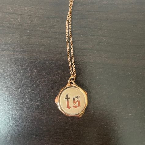 Taylor Swift Rose Gold Wax Seal Rep Necklace Taylor Swift Jewelry Aesthetic, Taylor Swift Jewelry Merch, Taylor Swift Jewelry Necklaces, Swiftie Jewelry, Taylor Swift Necklace, Swiftie Gifts, Taylor Swift Jewelry, Reputation Taylor Swift, Gold Wax Seal