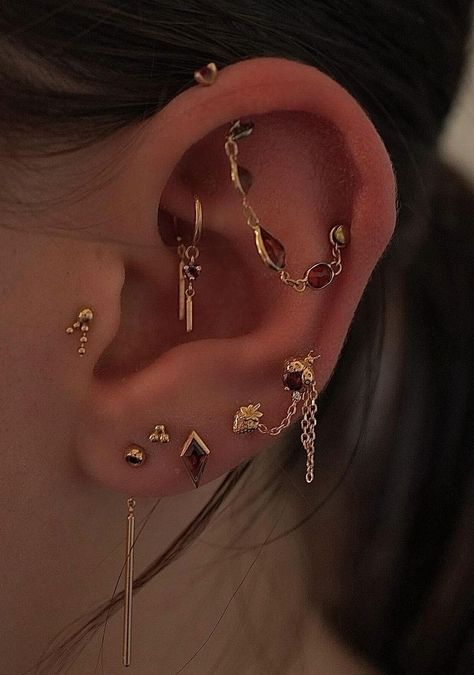 Ear Stacking Ideas Gold, Aesthetic Piercings Ear, Gold Piercings Ear, Ear Mapping Piercing, Dainty Earring Stack, Earring Piercing Ideas, Gold Ear Jewelry, Earring Stack Ideas, Ušný Piercing