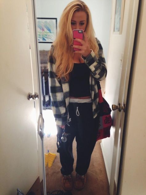 oversized flannel & baggy sweats Comfy Athleisure Outfits, Sweatpants And Flannel, Sweatpants Outfit Lazy, Sweatpants Outfit Cute, Timberlands Outfit, Eboy Aesthetic Outfits, Flannel Outfits Summer, Camping Fashion, Baggy Sweats