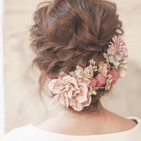 Floral Updo, Sanggul Modern, Loose Wedding Hair, Wavy Wedding Hair, Bridal Hair Buns, Flowers In Her Hair, Indian Wedding Hairstyles, Hair Arrange, Indian Bridal Hairstyles