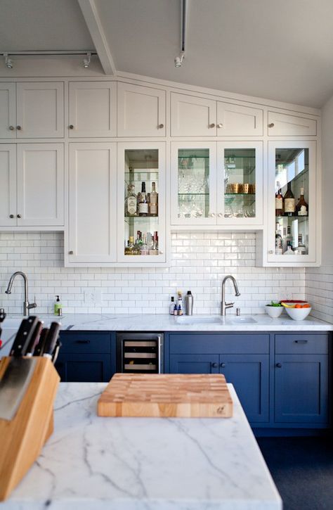 Recently, I find myself really inspired by two tone kitchen cabinets with white uppers and varying shades of lower cabinet colors. Check out these ideas! Blue Gray Kitchen Cabinets, Top Kitchen Trends, Grey Blue Kitchen, Two Tone Kitchen Cabinets, Kitchen Ikea, Kabinet Dapur, Blue Cabinets, Grey Kitchen Cabinets, Kitchen Upgrades