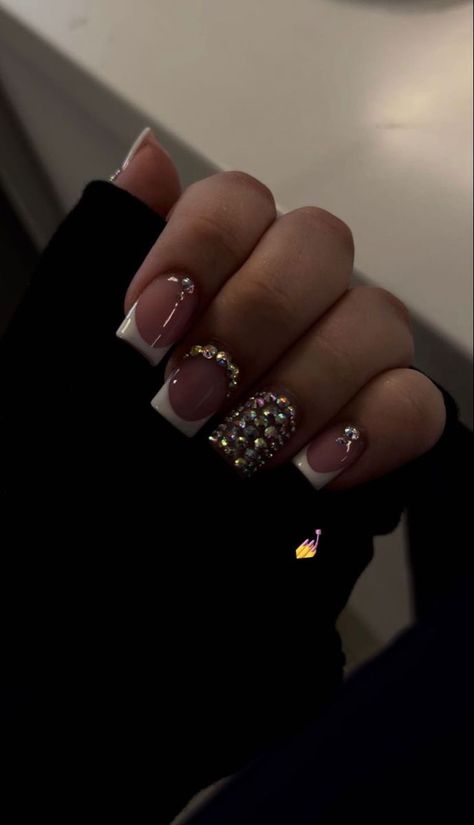 Simple Short Nail Designs With Rhinestones, Nails Latina Medium, Long Acrylic Nails Rhinestones, Simple Short Birthday Nails, Short Nail Designs With Rhinestones Gems, Unique Square Acrylic Nails, Glam Short Nails, Short Nails With Bling, Short Nails With Rhinestones Bling