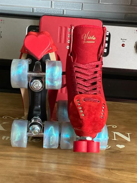 She Gets The Girl, Skate Aesthetic, Retro Roller Skates, Quad Roller Skates, Skating Aesthetic, Roller Skate Shoes, Roller Shoes, Quad Skates, Roller Girl