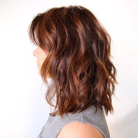 shoulder length wavy auburn balayage bob. Braid or bun wet hair at night and undo in the morning. Auburn Bob, Dark Auburn Hair Color, Dark Auburn Hair, Auburn Balayage, Red Hair With Highlights, Brunette Ombre, Balayage Bob, Color Rubio, Hair Color Auburn