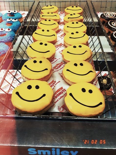 Donut Decorations, Smiley Faces, Silly Pictures, Happy Smile, Smiley Face, Make Me Happy, Yummy Treats, Smiley, Donuts