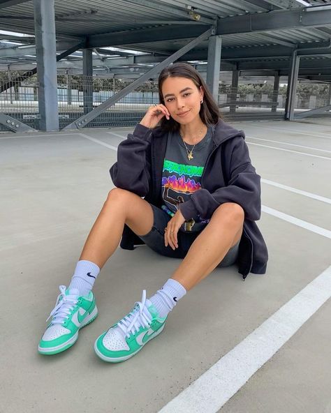 Sb Dunk Low Outfit Women, Nike Dunk Low Green Glow, Sb Outfits, Dunk Low Outfit Women, Dunks Outfit Woman, Glow Outfits, Dunk Outfit, Lounge Fashion, Dunks Outfit