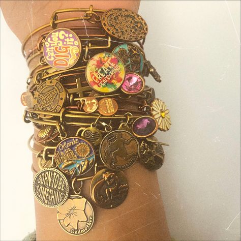 Alex And Ani Bracelets Stacked Gold, Alex And Ani Bracelets Stacked, Jewelry Aesthetic Bracelets, Charm Bracelet Ideas, Bangles Design Gold, Charm Bracelet Aesthetic, Aesthetic Jewelry Photography, Bangles For Women Gold, 4 Lifers