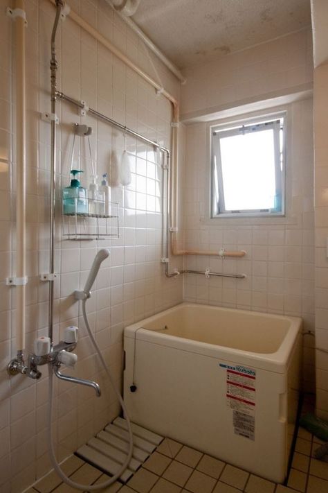 Japanese House Bathroom, Poor Japanese Apartment, Japanese Shower Room, Japan Bathroom Design, Japanese Apartment Aesthetic, Tiny Japanese Apartment, Japanese Apartment Interior, Japan Bathroom, Japanese Bathrooms