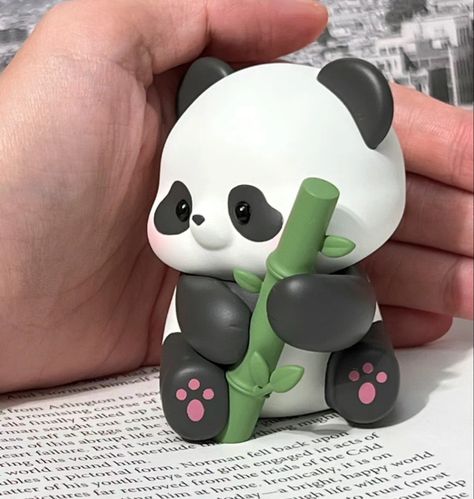 Panda With Clay, Panda Air Dry Clay, Foam Air Dry Clay Ideas, Panda Clay Art, Cute Polymer Clay Ideas Easy, Panda Polymer Clay, Polymer Clay Panda, Air Dry Clay Keychain, Mouldit Clay Art