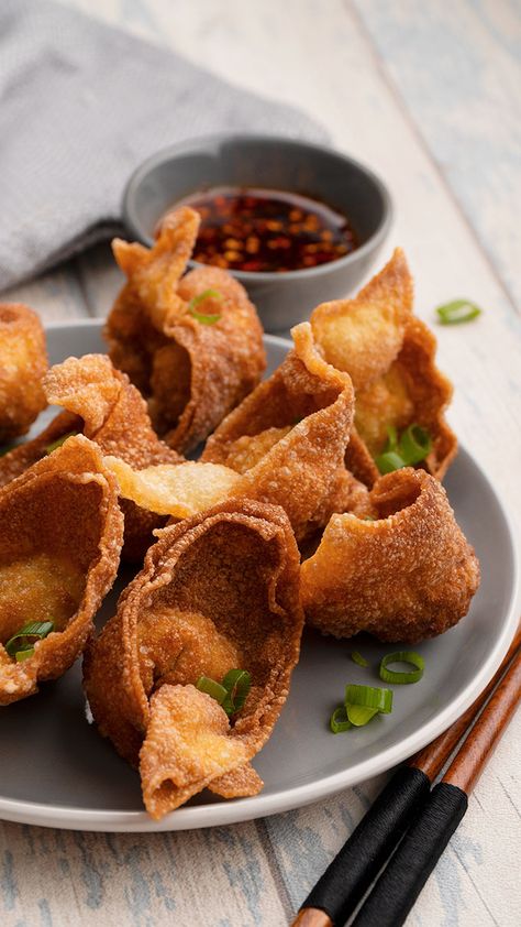 Chinese Salads, Crispy Shredded Chicken, Deep Fried Wontons, Wonton Recipe, Fried Wonton, Restaurant Appetizers, Recipes Using Bananas, Chicken Wontons, Crispy Wonton