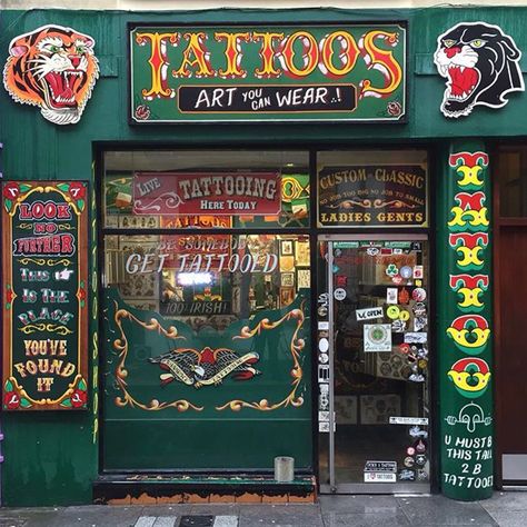 Tattoo Room Aesthetic, Tattoo Booth Ideas, Tattoo Parlor Aesthetic, Tattoo Studio Decoration Ideas, Tattoo Studio Aesthetic, Tattoo Shop Aesthetic, Tattoo Sign, Tattoo Shop Interior, Private Tattoo Studio