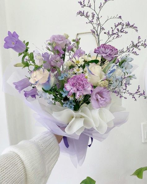 Bouquet Of Flowers Aesthetic, Purple Flower Bouquet, Flower Boquet, Lilac Bouquet, Spring Floral Arrangements, Purple Bouquet, Boquette Flowers, Prom Flowers, Flowers Bouquet Gift