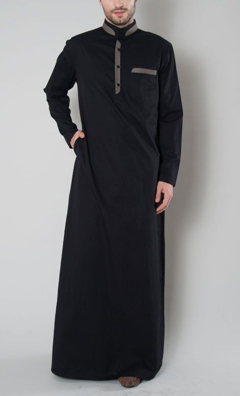 Jubbah Men, Thobes Men, Arabic Outfit, Muslim Men Clothing, Arab Men Fashion, Boys Kurta Design, Gents Kurta Design, Kurta Patterns, Mens Kurta Designs