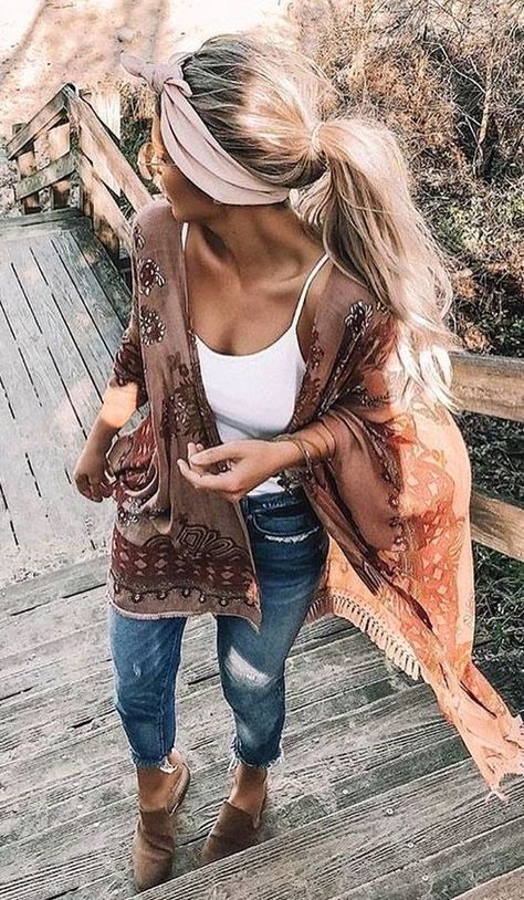 This is one of the most chic summer cardigans for the beach! #summersweater #beachsweater #summercardigan 2023 Summer Hairstyles For Women, Closet Capsule, Minimal Closet, Looks Hippie, Crazy Fashion, Total Girl, Look Boho Chic, Womens Outfits, Kimono Outfit