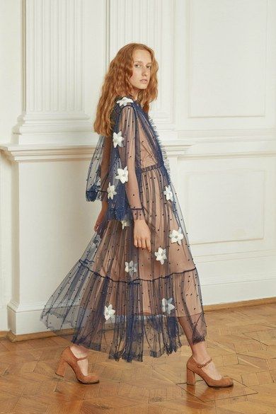 Alena Akhmadullina Spring 2019 Ready-to-Wear collection, runway looks, beauty, models, and reviews. Gaun Tulle, Alena Akhmadullina, Couture Mode, Looks Street Style, Mode Inspo, Sheer Fabric, Mode Inspiration, Tulle Dress, A Dress