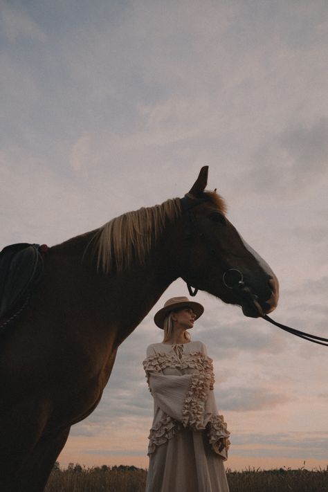 Horse Photoshoot Aesthetic, Fashion Shoot With Horse, Vogue Horse Photoshoot, English Horse Photoshoot, Photography With Horses Photo Ideas, Photoshoot Horse Ideas, Editorial Horse Photoshoot, Horse Esthetics, Winter Horse Photoshoot